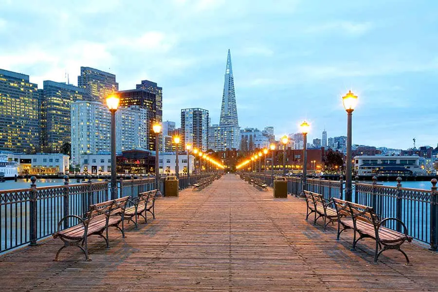 San Francisco skyline and the Transamerica Pyramid at dusk